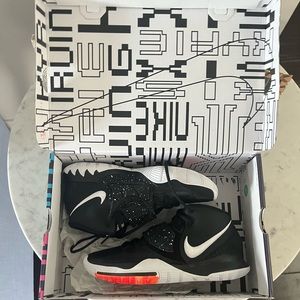 Kyrie 6 Black/White Nike Basketball Size 8